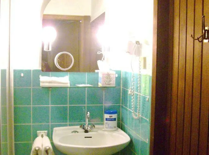 Hotel-restaurant Burg-ramstein מלון Kordel